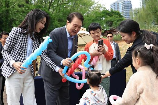 尹锡悦夫妇出席龙山儿童庭院开放活动