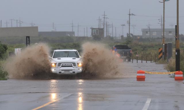 폭우에 잠긴 도로
    (서귀포=연합뉴스) 박지호 기자 = 제주도 전역에 폭우가 쏟아진 4일 오후 제주 서귀포시 대정읍 상모리의 도로가 침수돼 차량이 힘겹게 빠져 나오고 있다. 