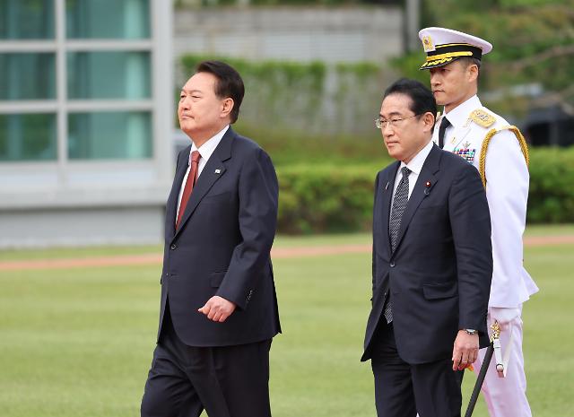 韩日领导人共同检阅仪仗队