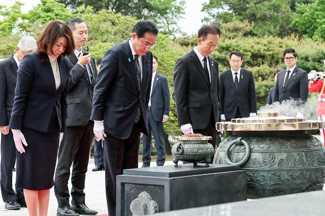 岸田首相訪韓···12年ぶりの現職日本首相の韓国国立墓地訪問