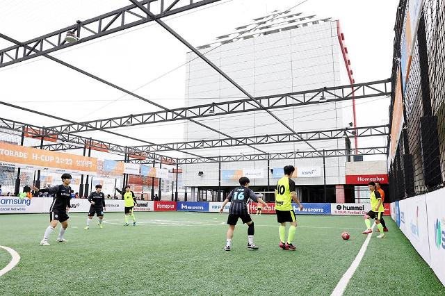 홈플러스 동대문점 옥상 풋살장에서 열린 ‘H-CUP 2022 풋살대회’에서 여자
선수들이 풋살경기를 즐기는 모습.