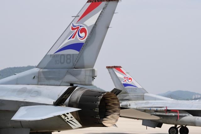 한미 공군은 올해 한미동맹 70주년을 기념하고, 자유의 소중함과 안보의 중요성을 국민과 공감하기 위해 한국 공군 KF-16 4대와 미국 공군 F-16 3대의 수직꼬리날개에 한미동맹 70주년 기념 로고를 부착했다. 사진은 한국 공군 KF-16 전투기에 기념 로고를 부착한 모습.