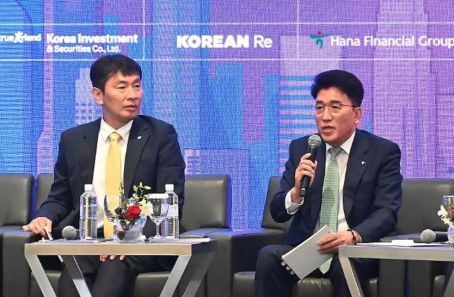 이복현 금융감독원장(왼쪽), 함영주 하나금융그룹 회장이 9일 싱가포르 팬 퍼시픽 호텔에서 개최된 금융권 공동 싱가포르 투자설명회(IR) ‘인베스트 K-파이낸스’에 참석해 투자자들의 질의에 답변하고 있다. 