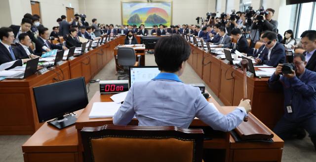 백혜련 국회 정무위원장이 11일 개최된 정무위원회 전체회의에서 의사봉을 두드리고 있다. 
