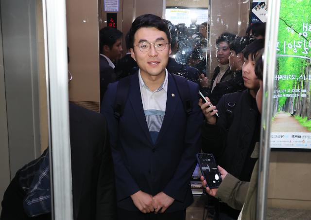 취재진 질문에 답하는 김남국 의원
(서울=연합뉴스) 이정훈 기자 = 가상자산 보유 논란이 계속되고 있는 더불어민주당 김남국 의원이 9일 오후 국회 의원회관 의원실을 나서며 취재진 질문에 답하고 있다. 2023.5.9
uwg806@yna.co.kr/2023-05-09 19:55:33/
<저작권자 ⓒ 1980-2023 ㈜연합뉴스. 무단 전재 재배포 금지.>