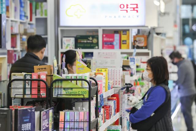 지난 3월 15일 인천 한 대형마트 내 개방형 약국에서 약을 구매하는 시민의 모습