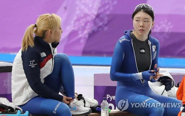 스피드스케이팅 선수 김보름(왼쪽)과 노선영