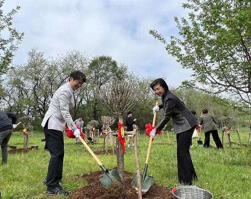 愿友谊开花结果 韩中两国在沈阳共同种下25棵无穷花树
