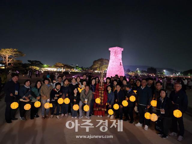 지난 13일 참가자들이 백등을 손에 들고 신라달빛기행 중 첨성대 앞에서 기념 촬영을 하고 있다.