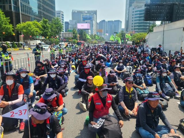 16일 전국에서 모인 민주노총 건설노조 조합원들이 서울 중구 세종대로에 모였다. 