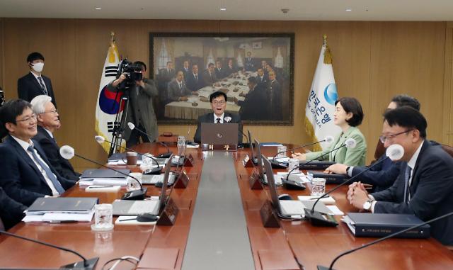 이창용 한국은행 총재(가운데)가 지난달 11일 서울 중구 한국은행에서 열린 금융통화위원회 정기회의를 주재하고 있다.