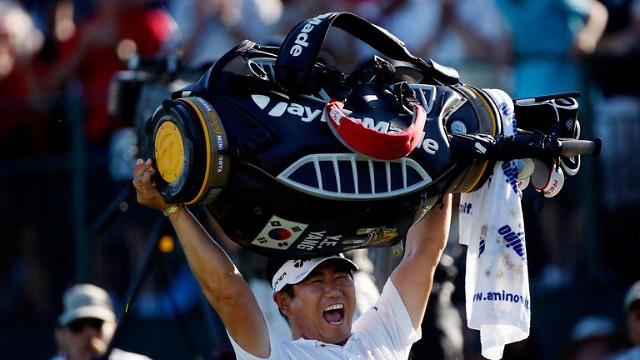 2009년 PGA 챔피언십 우승 직후 자신의 골프백을 번쩍 든 양용은. 