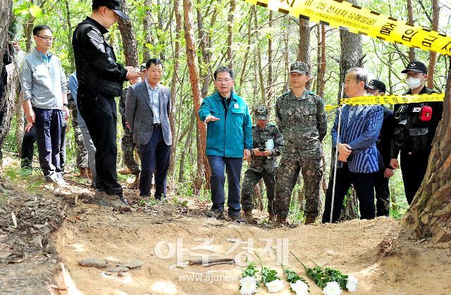 김진열 군위군수가 지난 5월 15일, 군위군 효령면 장기리의 6·25전사 유해 발굴 현장을 찾아 국방부 유해발굴감식단 장병들을 격려하였다.