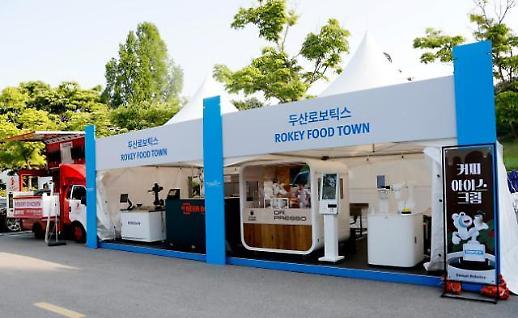 Doosan Robotics showcases robot chefs at S. Korean golf event