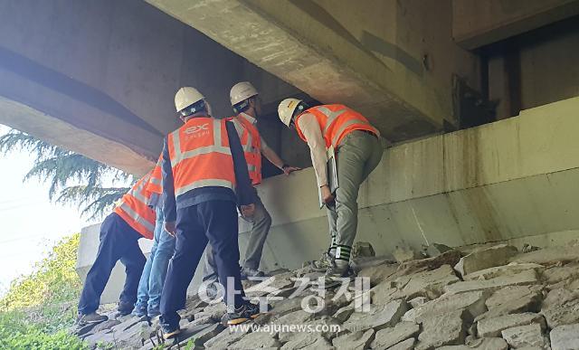 한국도로공사 전형석 대구경북본부장이 88낙동강교 하부를 점검하고 있다.