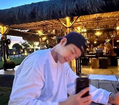 [슬라이드 포토] 신민아♥김우빈 발리 여행 럽스타그램...9년차 커플 '꿀 뚝뚝'