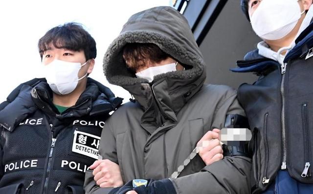 지난 1월 4일 오전 경기도 고양시 일산동부경찰서에서 동거녀와 택시 기사를 살해한 혐의로 구속된 이기영이 검찰로 이송되고 있다.