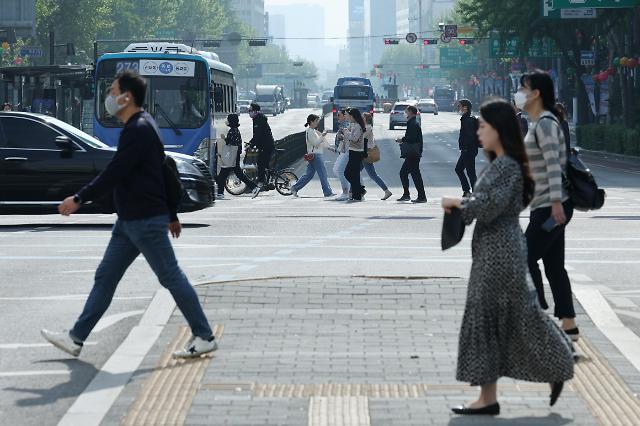 국내 증권가가 MZ세대를 겨냥해 금융투자상품권을 잇따라 출시하고 있다. 사진은 지난 1일 서울 종로구 광화문네거리에서 직장인들이 출근하는 모습