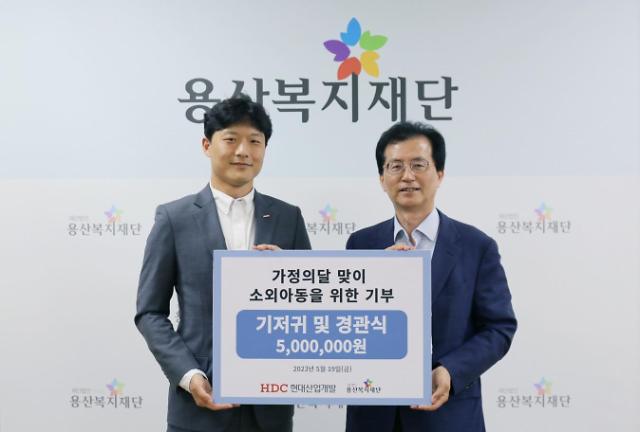 19일, HDC현대산업개발은 용산복지재단에 용산 지역 내 거주하는 취약계층 장애아동 생활 지원을 위한 기부금을 전달했다. (왼쪽부터) 한제석 HDC현대산업개발 미래전략팀장, 이경직 용산복지재단 사무국장