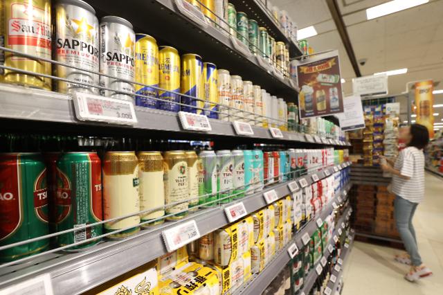 증가한 일본 맥주 수입
    (서울=연합뉴스) 강민지 기자 = 일본 맥주 수입이 대폭 늘어난 17일 서울의 한 마트에 수입 맥주가 진열되어 있다. 17일 관세청 무역통계에 따르면 지난달 일본 맥주 수입액은 307만4천달러로 지난해 동월 대비 866.7%나 급증했다. 수입량도 3천870t으로 851.7% 증가했다.  2023.5.17
    mjkang@yna.co.kr/2023-05-17 14:55:06/
<저작권자 ⓒ 1980-2023 ㈜연합뉴스. 무단 전재 재배포 금지.>