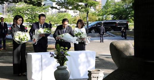 韩日首脑首次共同参拜广岛原子弹爆炸韩籍遇难者慰灵碑