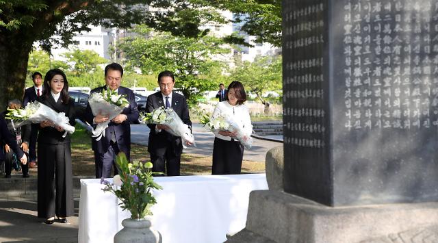 [G7広島サミット] 韓日首脳、広島で韓国人原爆犠牲者の慰霊碑参拝
