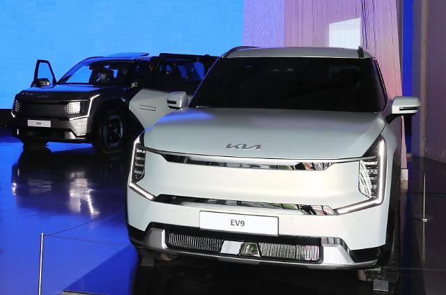 지난 4일 서울 성동구에 위치한 전기차 특화 복합 문화공간 'EV 언플러그드 그라운드'에서 기아의 전기 스포츠유틸리티차량(SUV) EV9이 전시돼 있는 모습