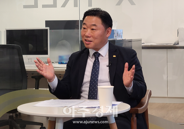 오몽석 한국프랜차이즈산업협회 부울경지회장이 부산 프랜차이즈 사관학교에 대해 이야기하고 있다. 