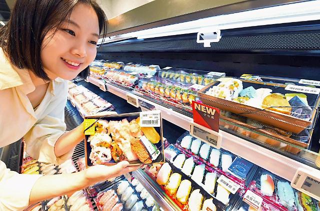 모델이  22일 서울 등촌동 ‘홈플러스 메가푸드마켓’ 강서점에서 1인용 델리 ‘지금한끼 스시&롤 콤보도시락’을 선보이고 있다. 