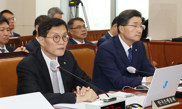 이창용 한국은행 총재가 22일 오전 서울 여의도 국회에서 열린 기획재정위원회 전체회의에서 의원 질의에 답변하고 있다. 