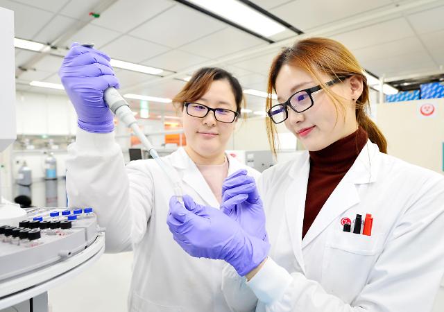 LG화학 미래기술연구센터 연구원들이 신규 개발한 생분해성 신소재의 물성을 테스트하고 있다.