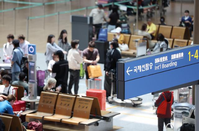 지난 18일 인천국제공항 제1터미널에서 이용객들이 탑승수속을 하고 있는 모습