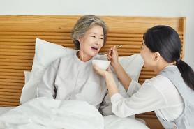 [NNA] 中 치매 간병사 양성소 증설… 고령사회 대비