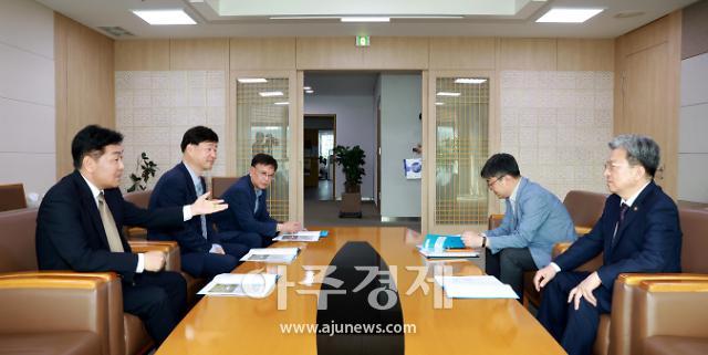 김관영 도지사는 22일 정부세종청사를 방문하여 이원재 국토부 제1차관을 만나 새만금 사업 관련된 2024년도 국가예산 반영을 강력히 요청했다.