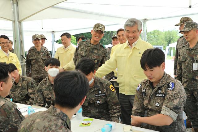 이기식 병무청장이 23일 광주광역시에 위치한 31사단을 방문해 충무훈련 간 불시 소집훈련에 참여한 예비군을 격려하고 있다.