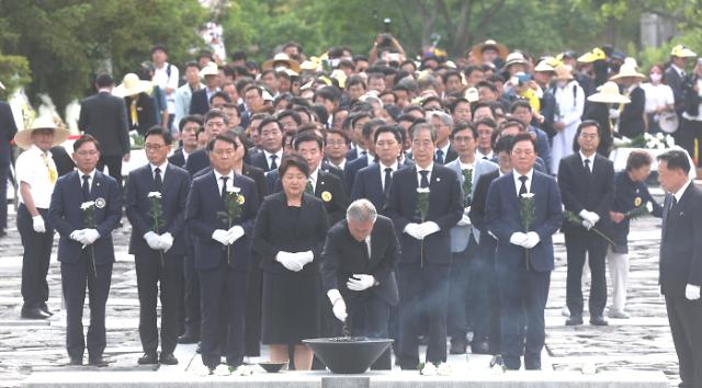 文在寅出席卢武铉逝世14周年纪念仪式