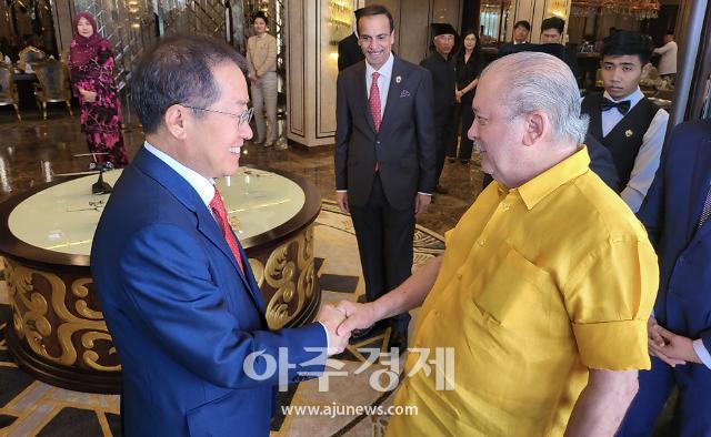 말레이시아 조호주 술탄을 환담한 홍준표 대구광역시장이다.