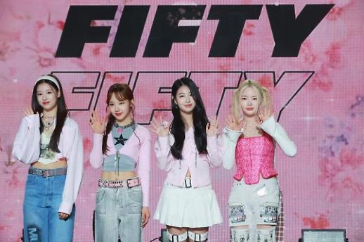 Fifty Fifty trở thành nhóm nhạc K-pop thứ ba đạt được vị trí đầu tiên trong BXH toàn cầu của Billboard