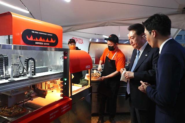 23일 열린 대한민국 중소기업인대회에서 고피자 임재원 대표가 윤석열 대통령에게 고피자 제조 모습을 소개하고 있다.
