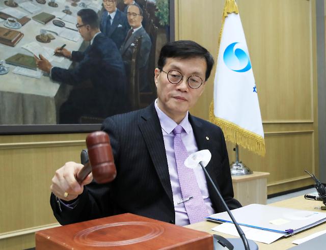 이창용 한국은행 총재가 25일 오전 서울 중구 한국은행에서 열린 금융통화위원회 본회의에서 회의를 주재하고 있다.