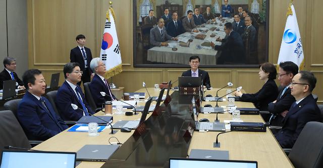이창용 한국은행 총재(가운데)가 25일 서울 중구 한국은행에서 금융통화위원회 본회의를 주재하고 있다.