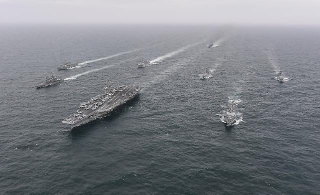 한·미 해군과 일본 해상자위대 함정이 지난 4월 4일 제주남방 공해상에서 해상훈련을 하고 있다. 사진은 한국 해군 율곡이이함(DDG-992), 미국 해군 니미츠함(CVN-68), 일본 해상자위대 우미기리함(DD-158) 훈련 모습. 