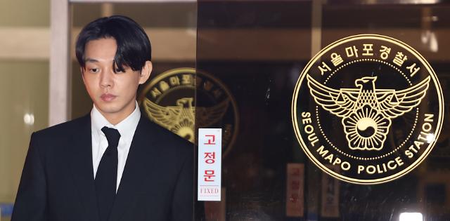 Nam diễn viên Yoo Ah-in, người bị nghi ngờ sử dụng ma túy, rời Sở cảnh sát Mapo ở Seoul vào tối muộn ngày 24/5 sau khi lệnh bắt giữ được hủy bỏ. 