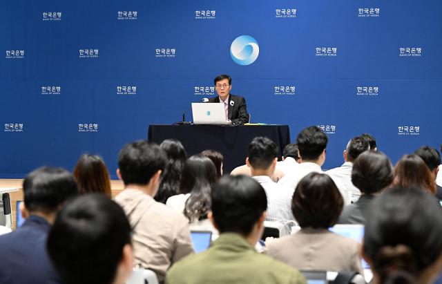 이창용 한국은행 총재가 25일 서울 중구 한국은행에서 열린 금융통화위원회를 마치고 기자회견을 하고 있다.