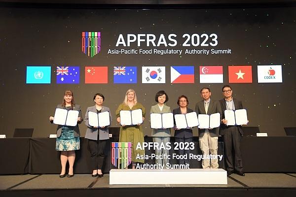 Vào ngày 11/5, Cuộc họp APFRAS đầu tiên đã được tổ chức tại Seoul.  Oh Yu-kyoung (giữa), Bộ trưởng Bộ An toàn Thực phẩm và Dược phẩm Hàn Quốc đồng thời là Chủ tịch đầu tiên của APFRAS, đã tham gia chụp ảnh tập thể với đại diện các nước thành viên. 