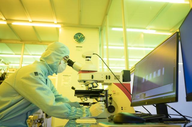[연구사진] UNIST 연구진이 반도체 나노소자공정실에서 실험 중이다 