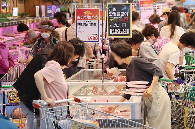 21일 서울 서초구 농협 하나로마트 양재점을 찾은 시민들이 상품을 고르고 있다.