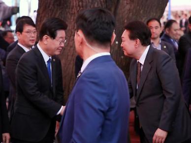 [포토] 인사하는 윤석열 대통령과 이재명 대표