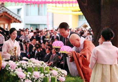 [포토] 봉축법요식에서 헌등하는 윤석열 대통령