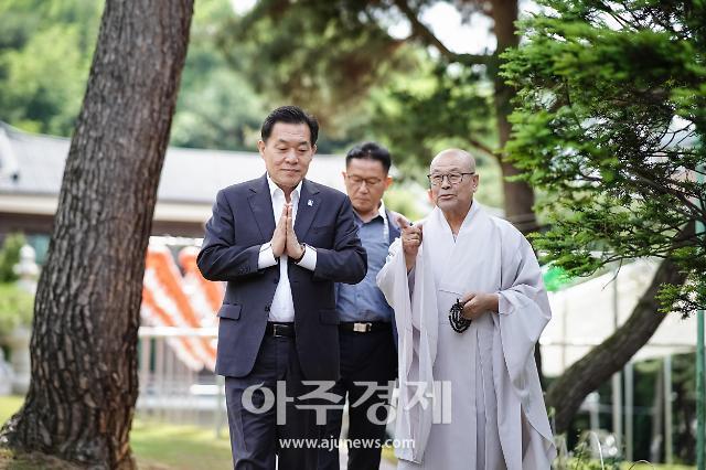 Lee Jae-joon, maire de Suwon, visite un temple de la ville à l’occasion de l’anniversaire de Bouddha